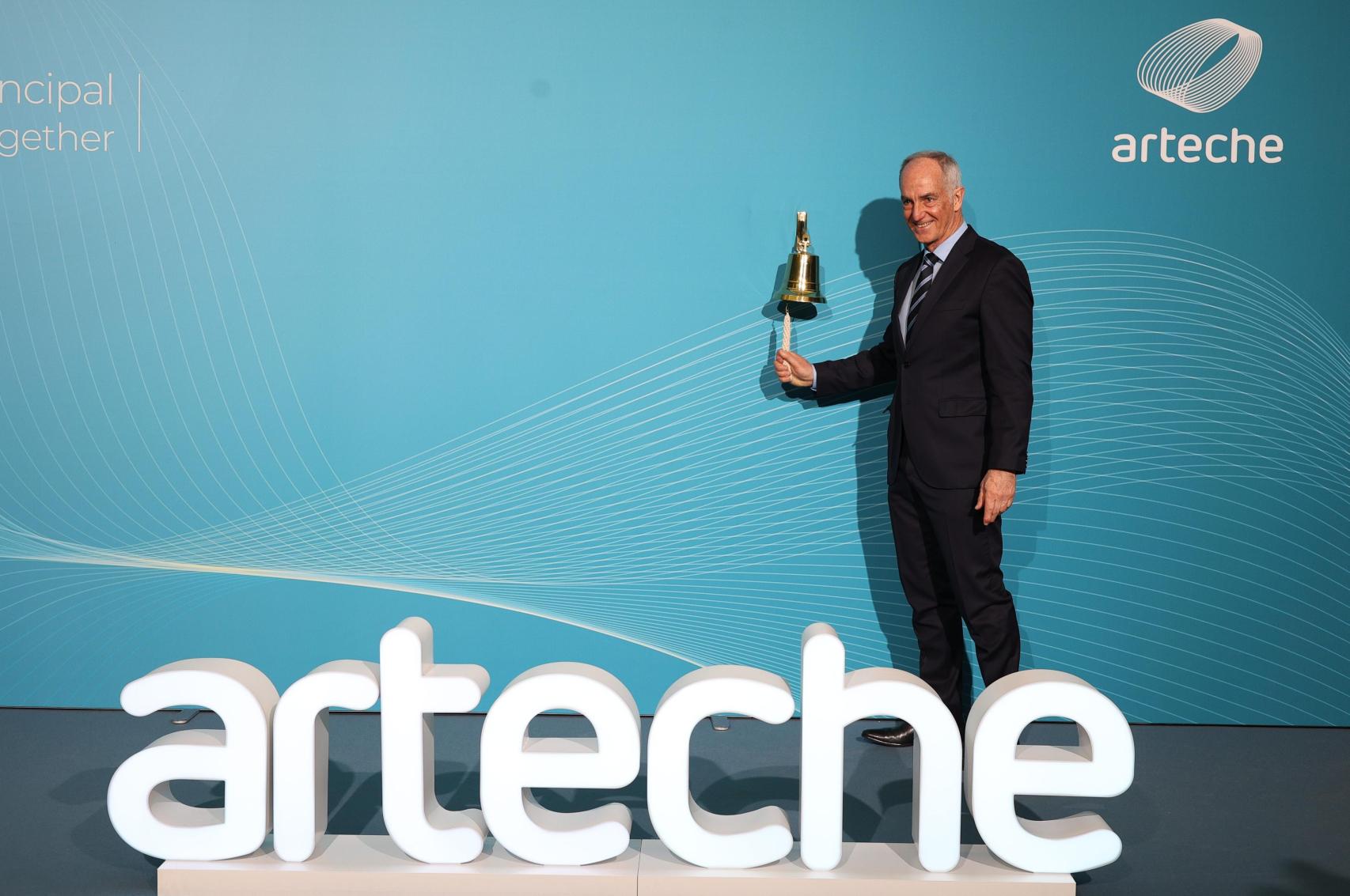 El CEO de Arteche, Alexander Artetxe, en el toque de campana de la Bolsa de Bilbao
