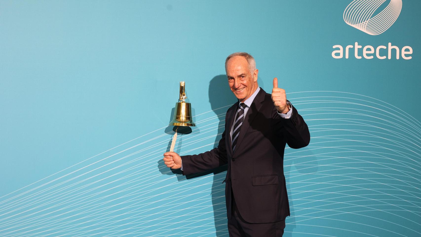 El CEO de Arteche, Alexander Artetxe, sella su nueva división en el Ibex 35 con el tradicional toque de campana