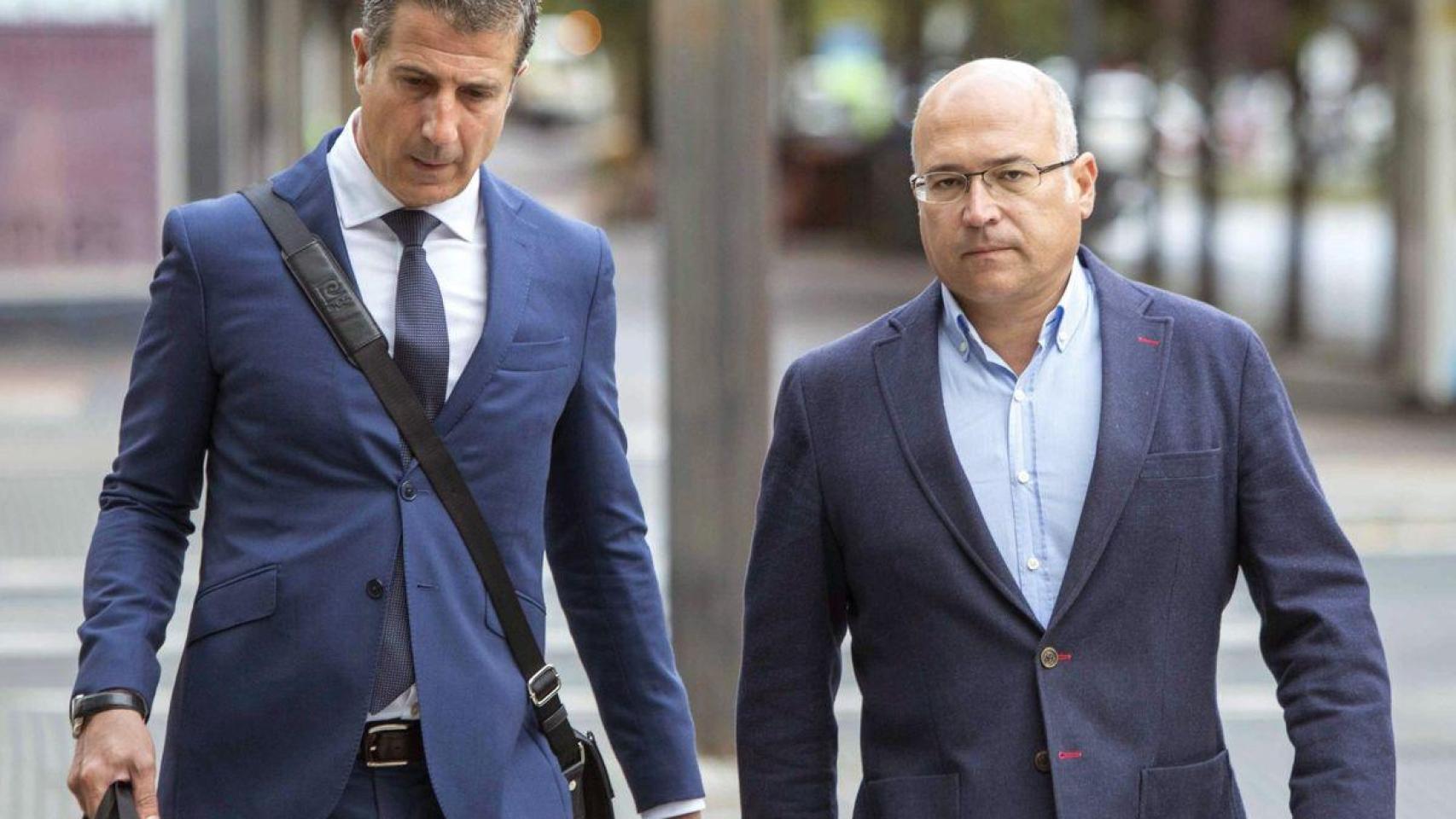 Alfredo de Miguel (dcha) llega al Palacio de Justicia de Vitoria acompañado de su abogado Gonzalo Susaeta durante una de las sesiones del juicio.