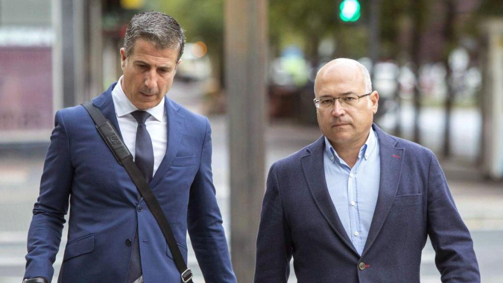 Alfredo de Miguel (dcha) llega al Palacio de Justicia de Vitoria acompañado de su abogado Gonzalo Susaeta durante una de las sesiones del juicio.