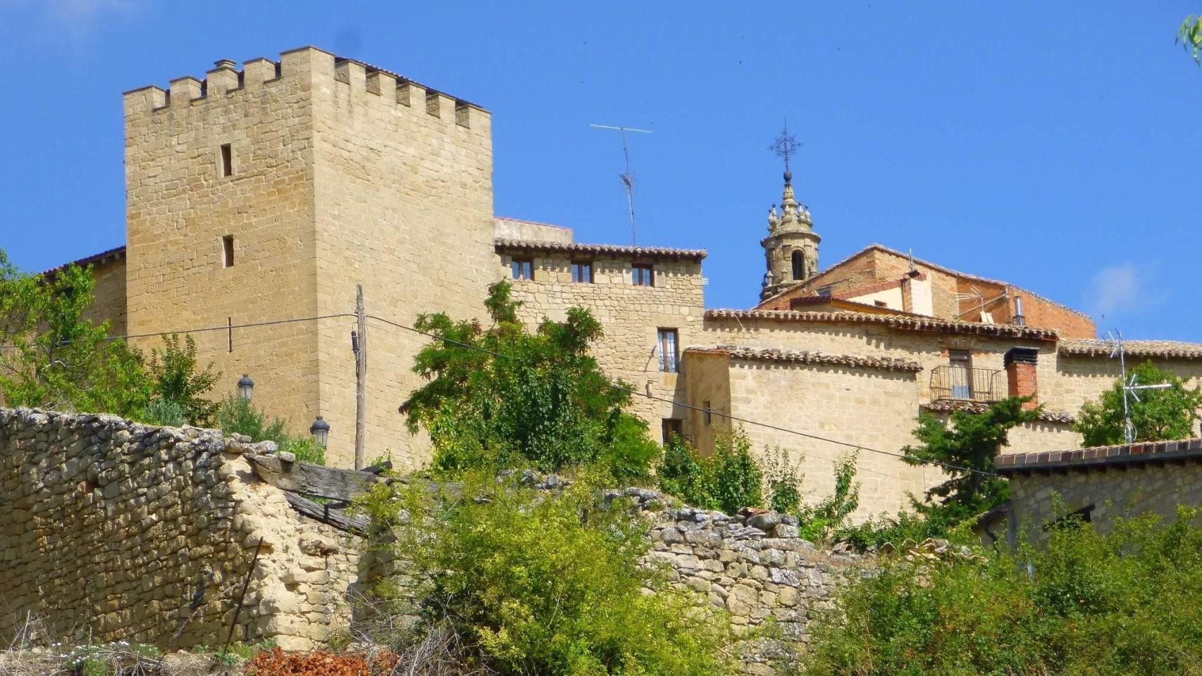 El pueblo de Euskadi con murallas medievales en lo alto de una colina.