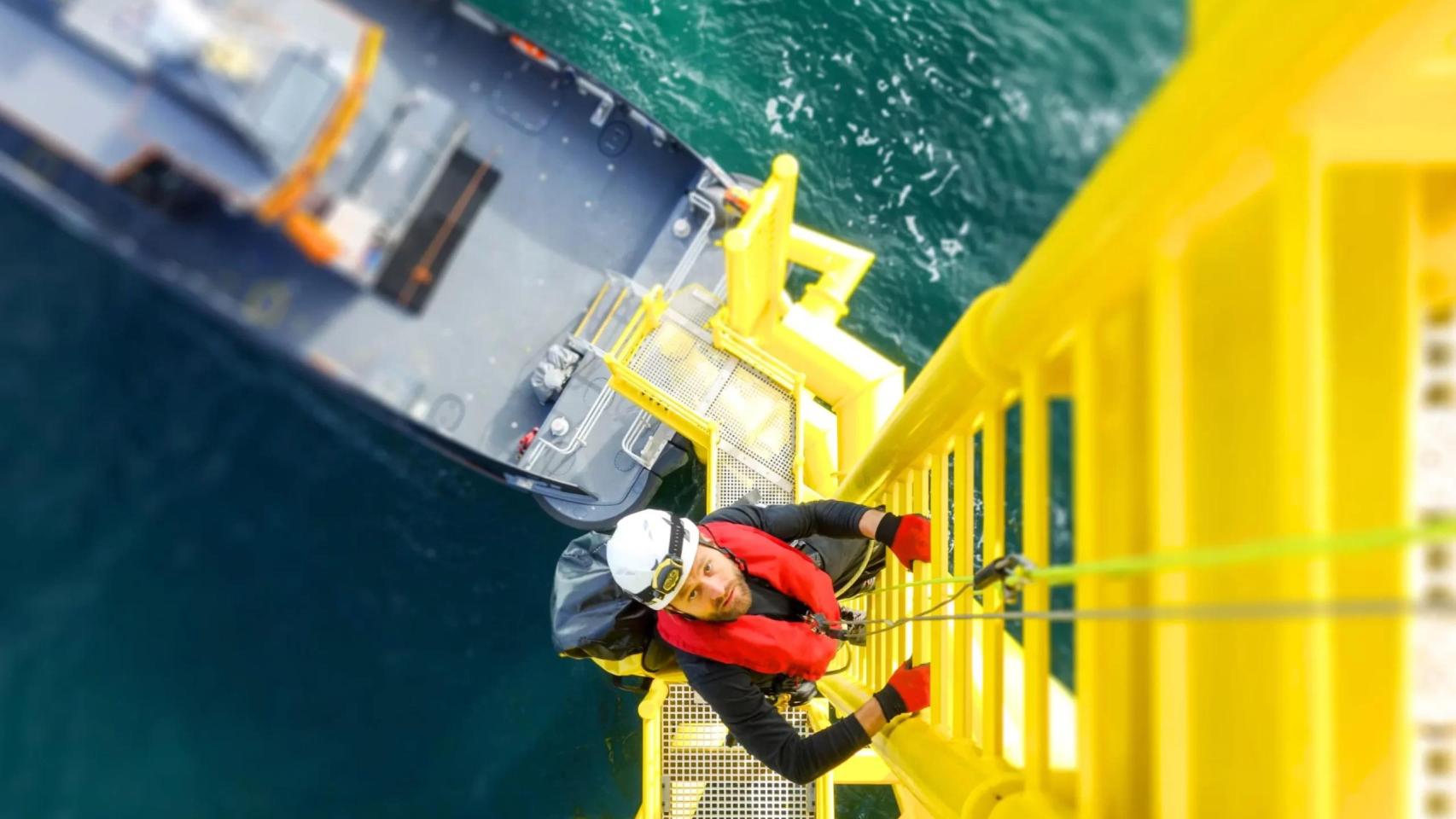 Trabajador en el sector de la energía eólica marina / Pixabay