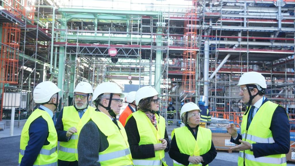 La diputada general de Vizcaya, Elixabete Etxanobe,durante una visita a las obras de la planta de combustibles sintéticos, en el Puerto de Bilbao.