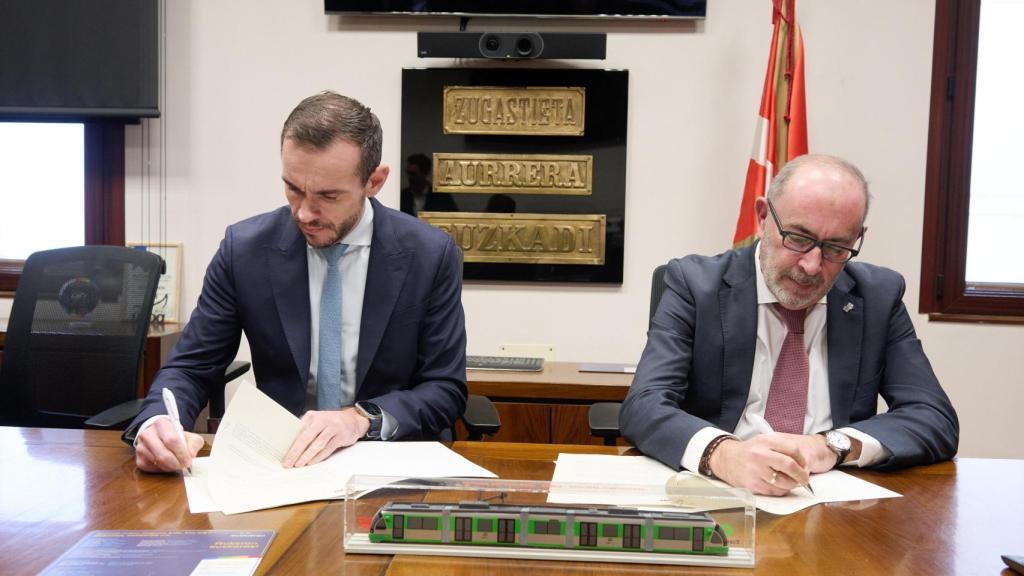 El director general de la Sociedad Pública Euskotren, Javier Seoane, y el director general de Vehículos de CAF, Javier Iriarte.