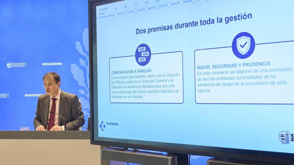 El consejero de Salud, Alberto Martínez, ofrece información sobre el caso de las vacunas caducadas