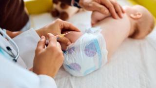 Una enfermera vacuna a un bebé.