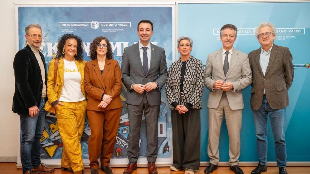 El vicelehendakari y consejero de Economía, Trabajo y Empleo, Mikel Torres, junto a participantes en la presentación de Ekonomiaz