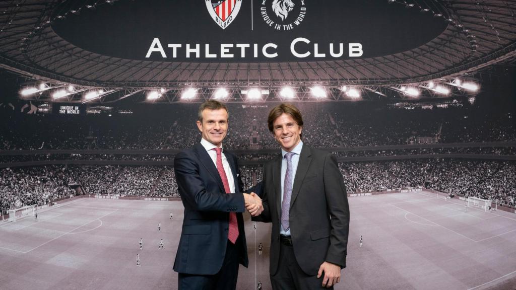 Jon Uriarte (i) y Alberto González (d), director general de España de Cabify, una vez firmado el acuerdo.