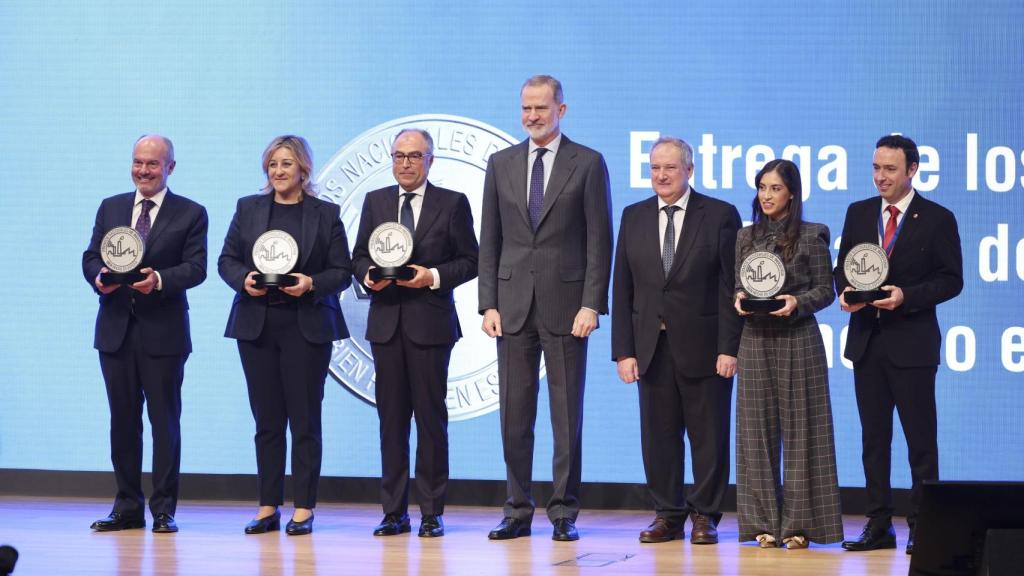 El rey Felipe VI y el ministro Jordi Hereu posan con los galardonados durante la entrega de los primeros Premios Nacionales de Industris