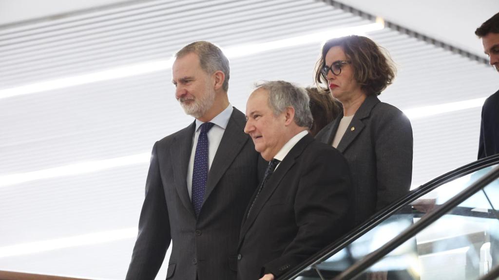 El rey Felipe VI junto al ministro de Industria, Jordi Hereu a su llegada al VIII Congreso Nacional del Sector Industrial