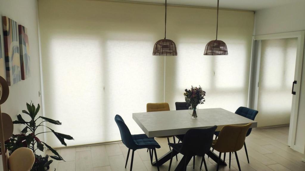 Zona de comedor con los estores bajados