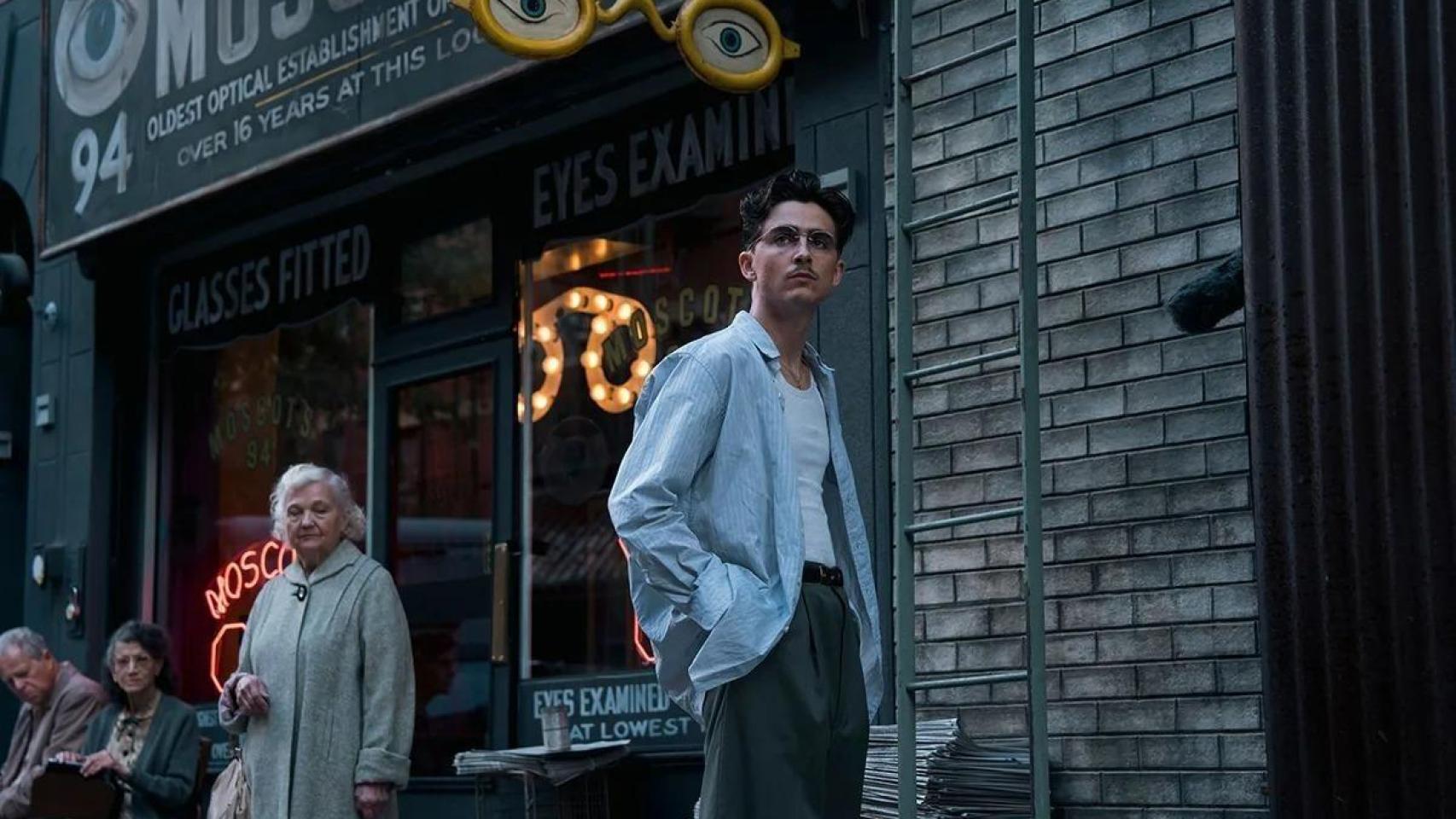 El actor estadounidense Timothée Chalamet interpreta a Marty Mauser