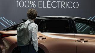 Una persona mira un coche eléctrico en una imagen de archivo en el eMobility Expo World Congress