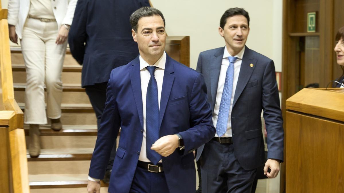 El lehendakari, Imanol Pradales, y el consejero de Hacienda, Noël d'Anjou, en la sesión de totalidad de los Presupuestos de 2026 a 9 de diciembre de 2025