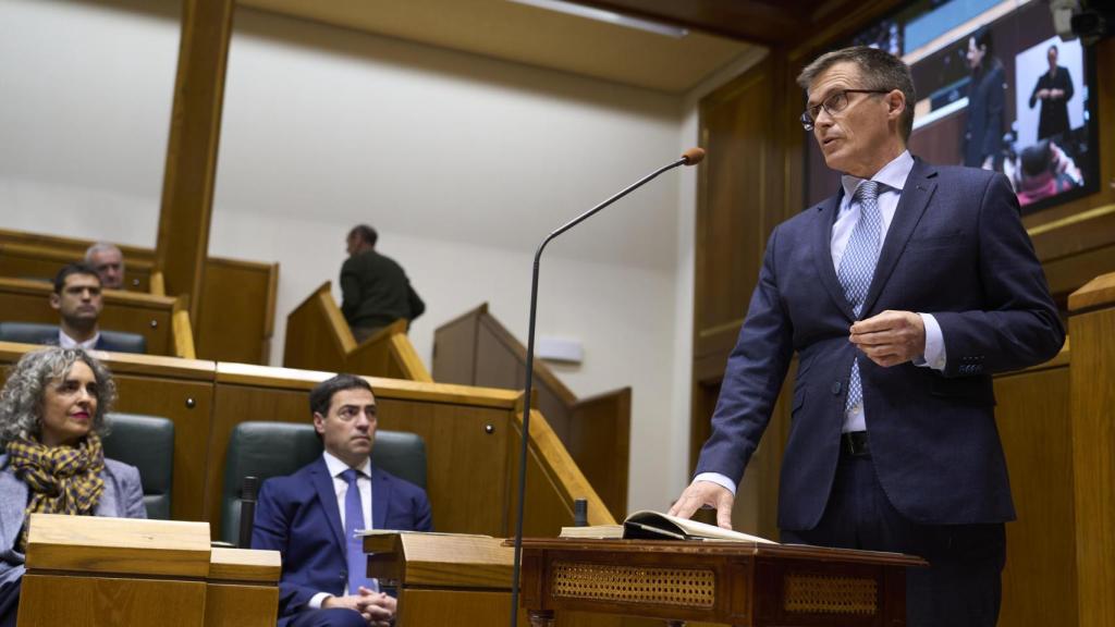 Mikel Mancisidor jura su cargo en el Parlamento vasco
