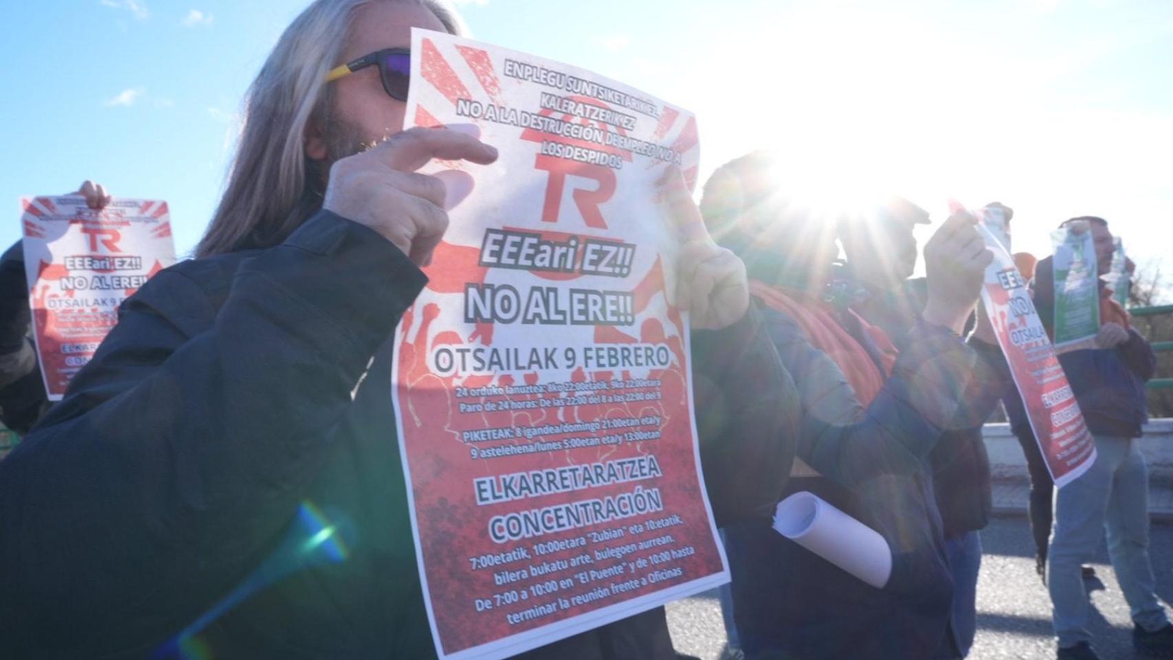 Representantes del Comité de Empresa y trabajadores de Tubos Reunidos