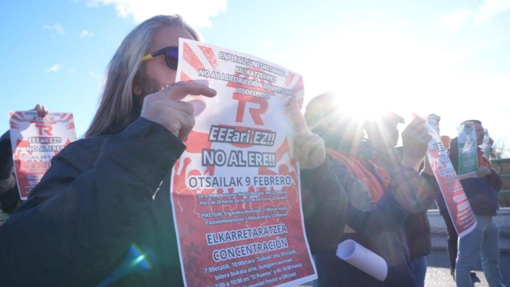 Representantes del Comité de Empresa y trabajadores de Tubos Reunidos