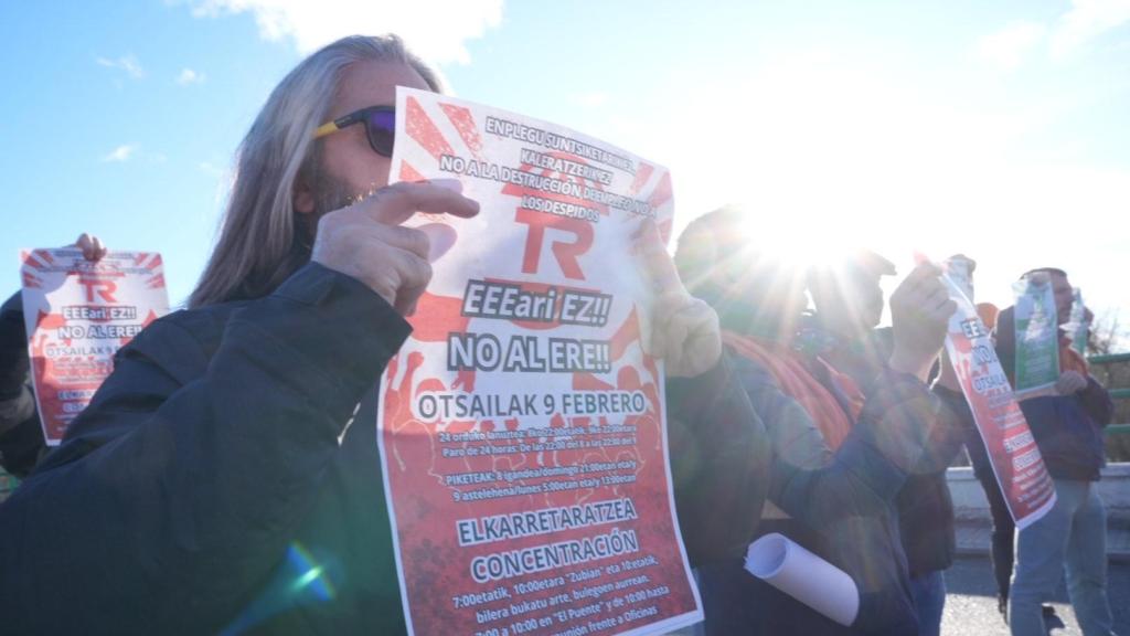 Representantes del Comité de Empresa y trabajadores de Tubos Reunidos