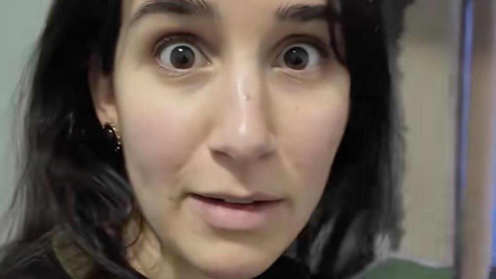 María del Pino, tiktoker, observando su habitación en Bilbao.