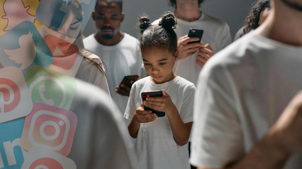 Una multitud de niños y adolescentes haciendo uso de su teléfono inteligente