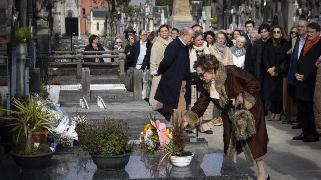 Mapi Lasheras,viuda del histórico dirigente socialista asesinado por ETA Fernando Múgica, deposita unas flores en la tumba de su marido