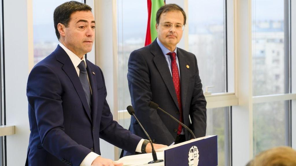 El lehendakari, Imanol Pradales, junto al consejero de Salud, Alberto Martínez