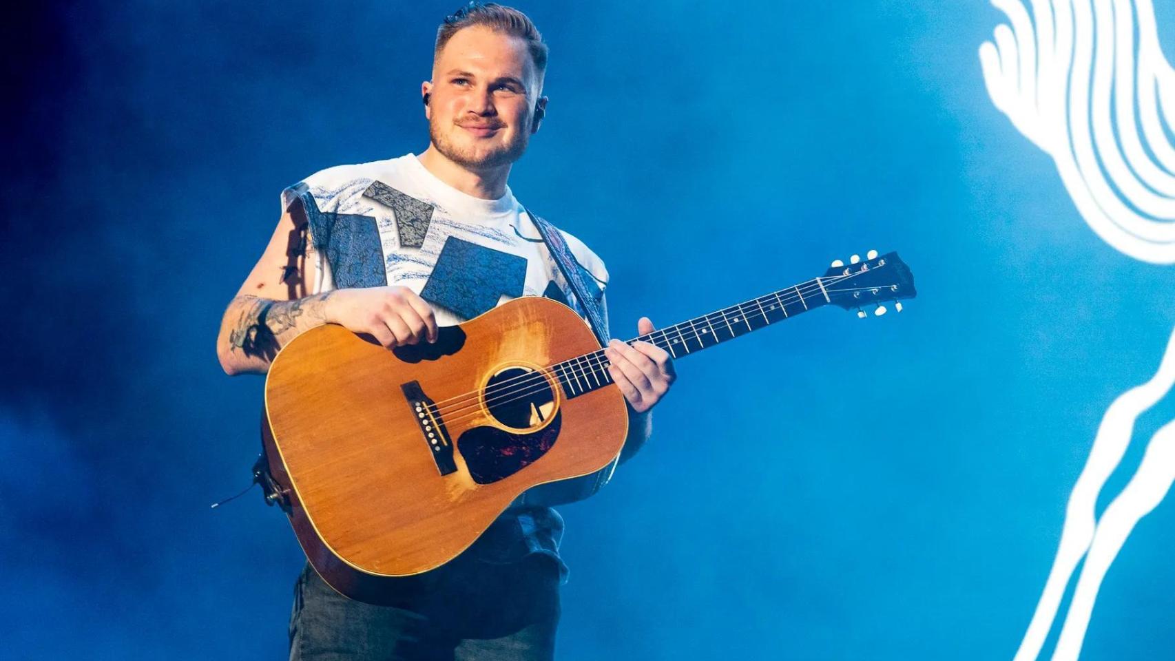 El artista, Zach Bryan.