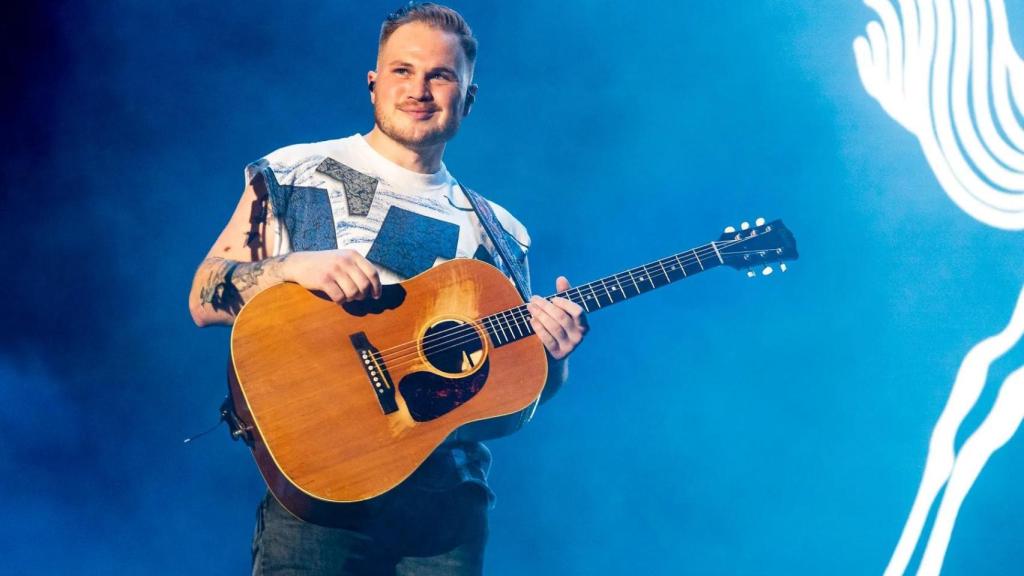 El artista, Zach Bryan.