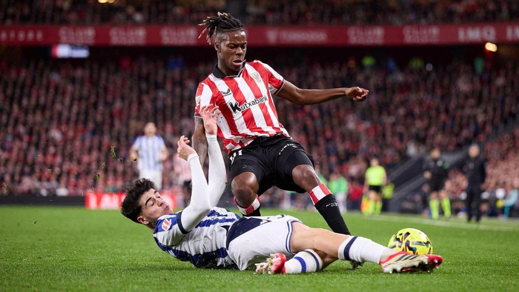 Nico WIlliams y Jon Martín, durante el último derbi vasco en San Mamés.