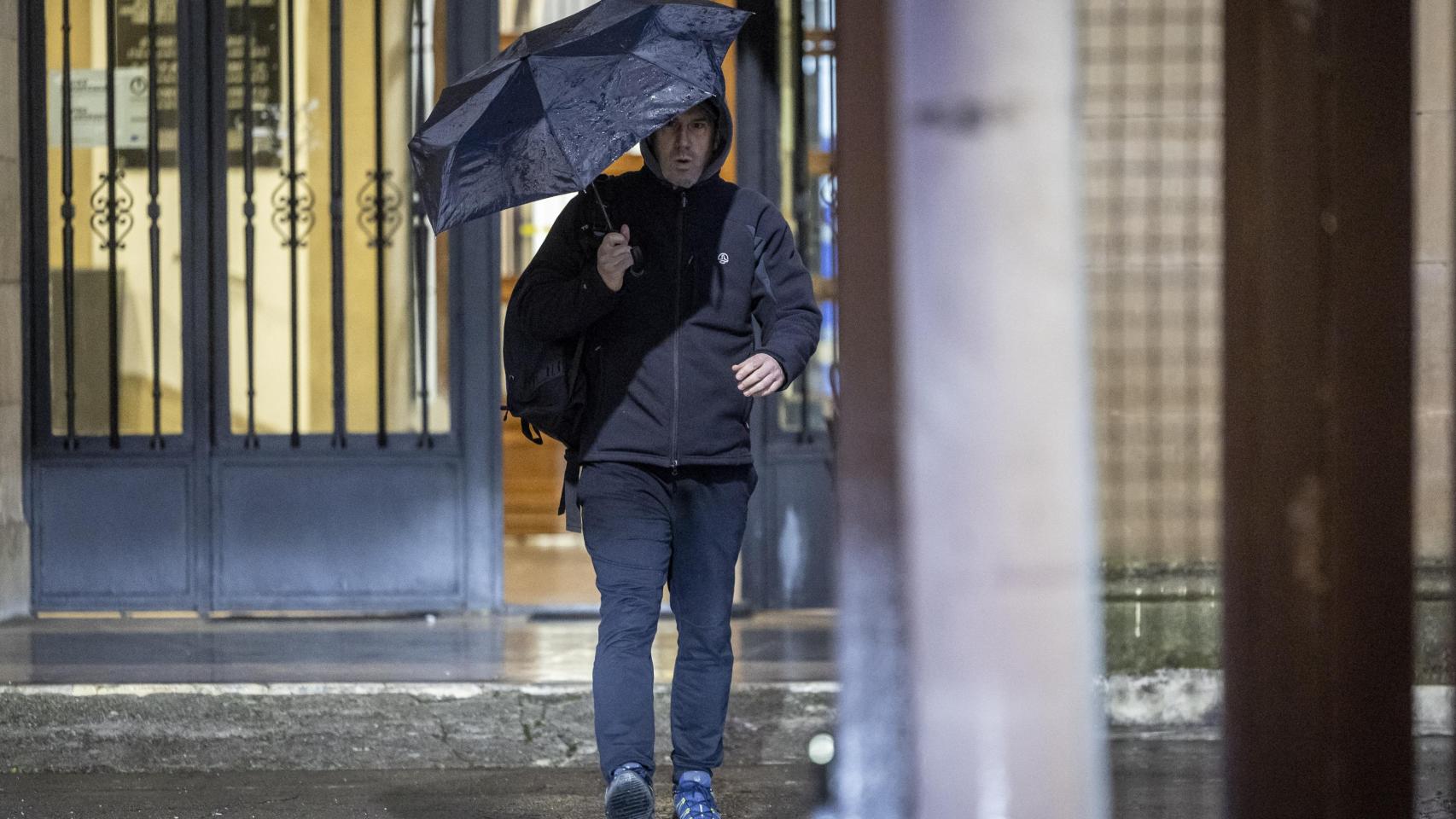 El exjefe de ETA, Garikoitz Aspiazu, Txeroki, a su salida este martes de la prisión de Martutene, en San Sebastián