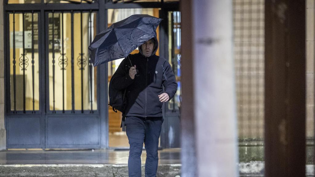 El exjefe de ETA, Garikoitz Aspiazu, Txeroki, a su salida este martes de la prisión de Martutene, en San Sebastián