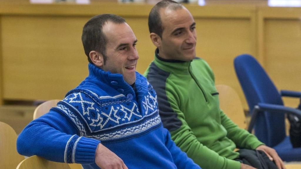 El etarra Txeroki (de azul) junto a otro acusado durante un juicio.