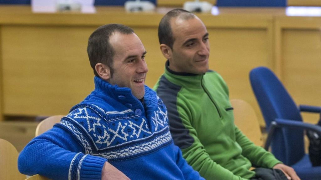 El etarra Txeroki (de azul) junto a otro acusado durante un juicio