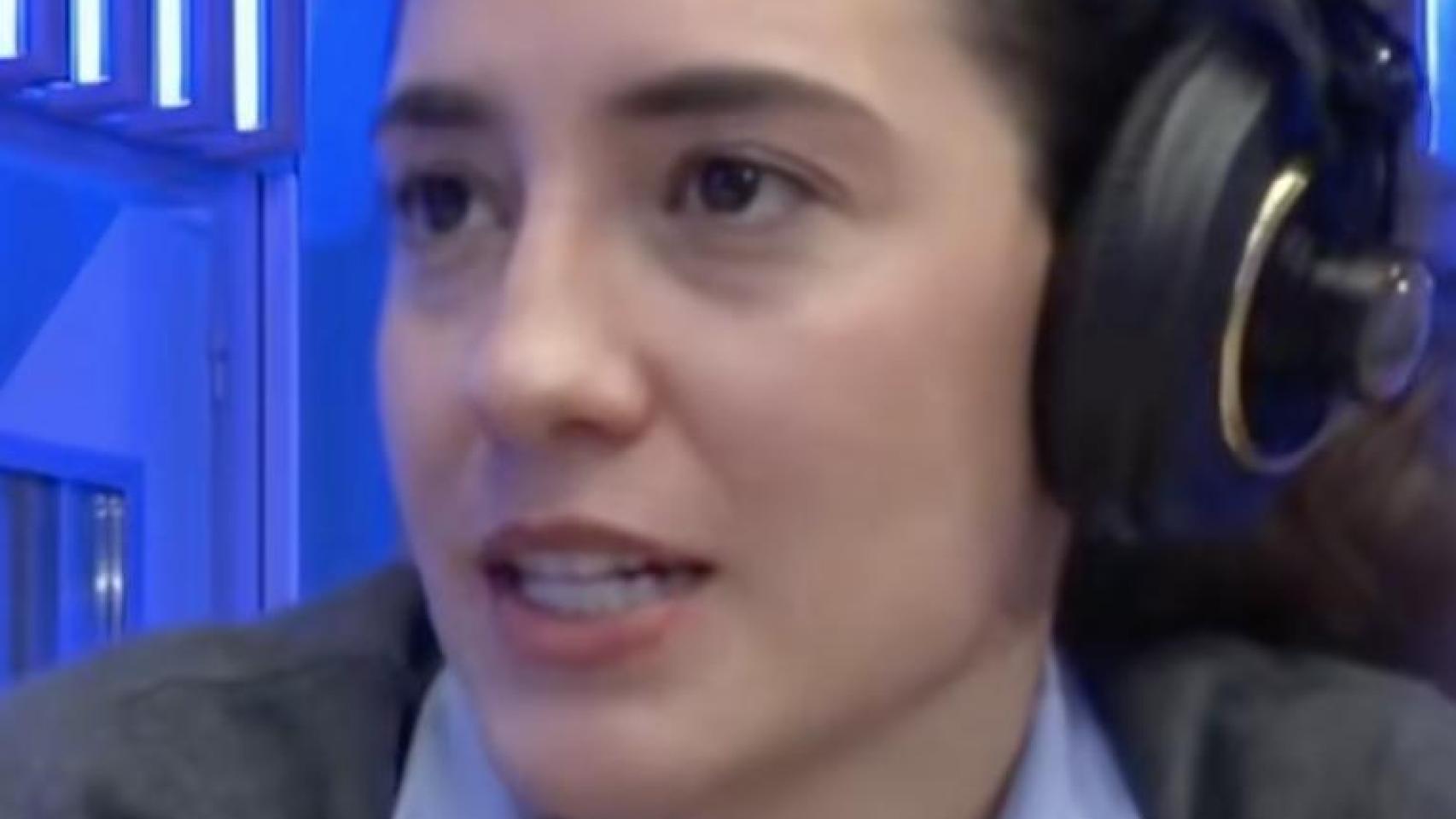 Leire Etxebeste, donostiarra que se marchó a EE. UU. a vivir, siendo entrevistada para Radio Euskadi.