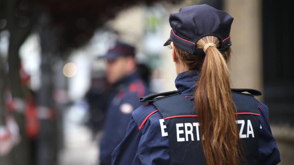Una cuidadora de dos personas mayores en Llodio detenida por robarles joyas y 8.000 euros.