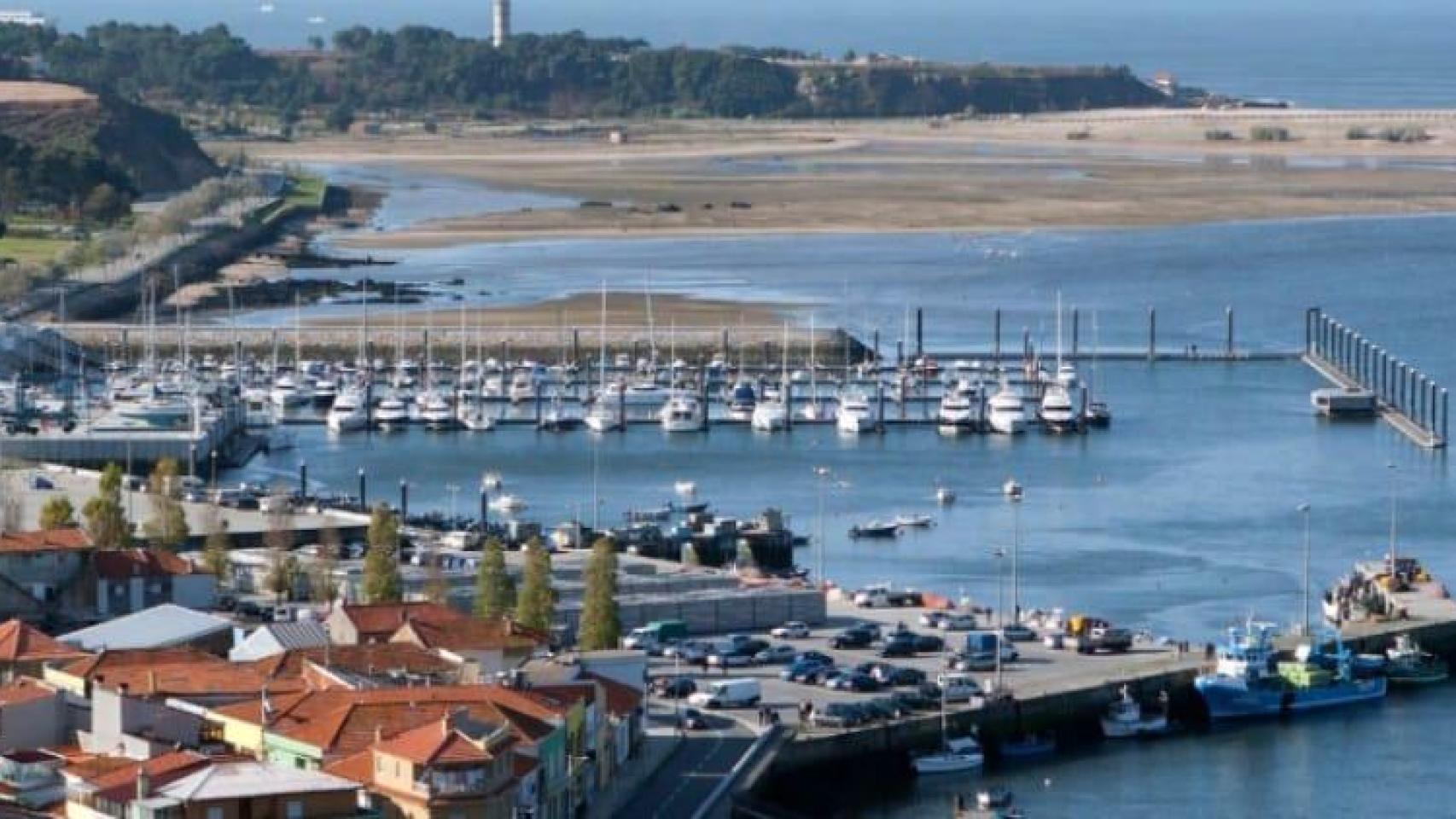 Sin llegar a los cuatro mil habitantes, San Pedro da Afurada atrae cada año a miles de visitantes que bien llegan desde  Oporto cruzando el Duero en una pequeña barca —Flor do Gás— que sale desde Calçada do Ouro- o lo hacen desde Vilanova de Gaia caminando por una pasarela