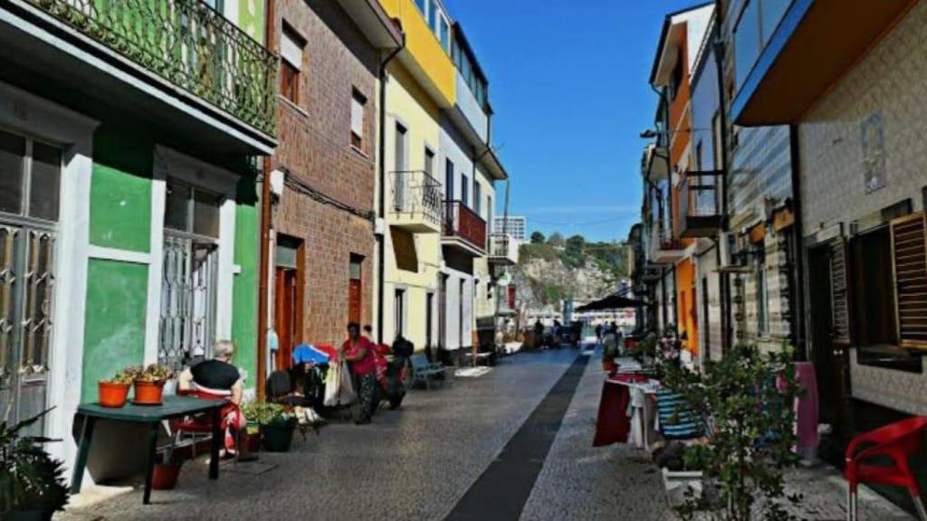 San Pedro da Afurada no ha dado la espalda al turismo que cada año hace aumentar el número de visitantes, pero sus vecinos mantienen el infrecuente hábito de saludar a los desconocidos con quienes conversan haciéndose entender sin dificultad