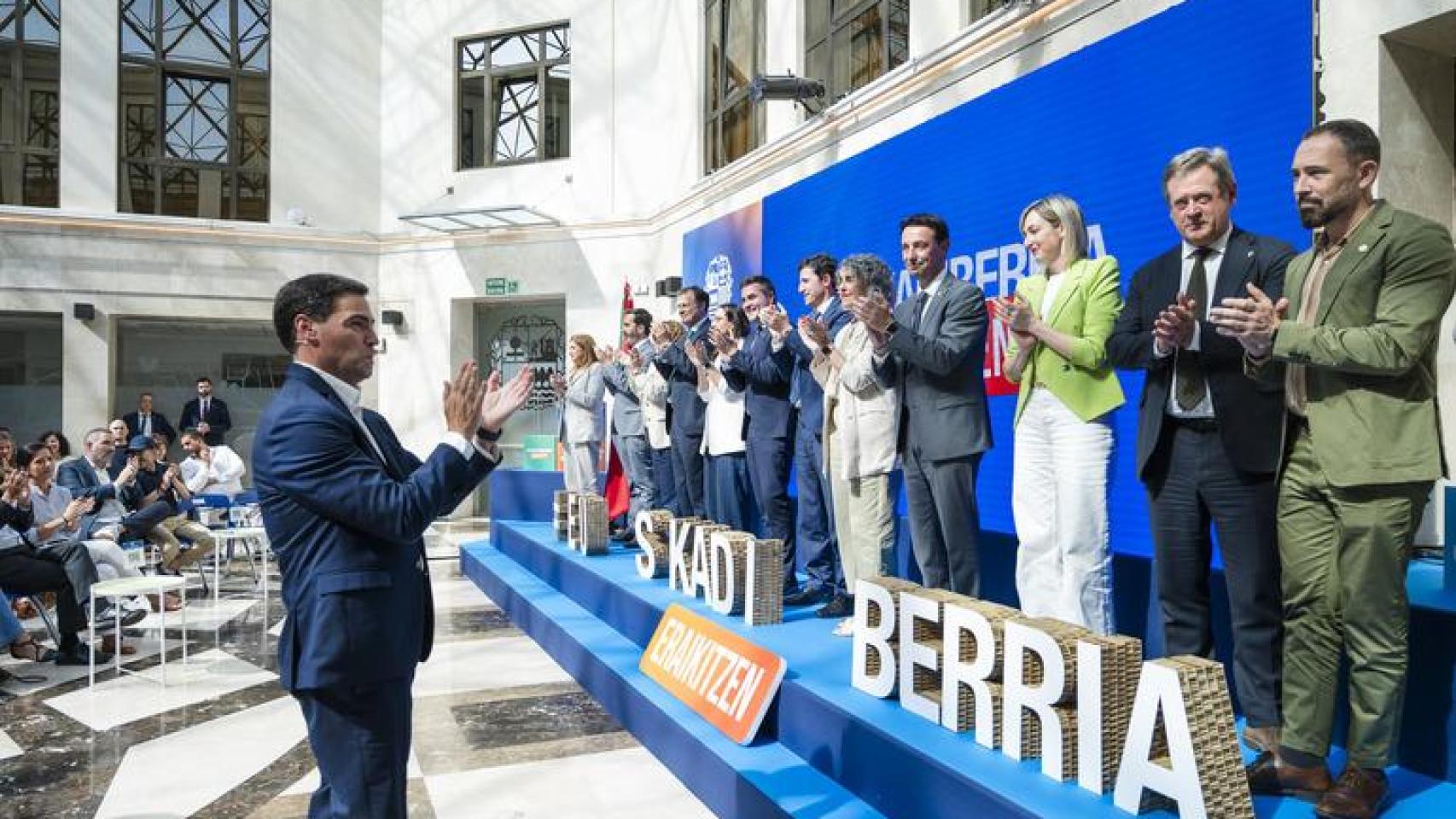 El lehendakari, Imanol Pradales, junto a los 15 consejeros del Gobierno vasco