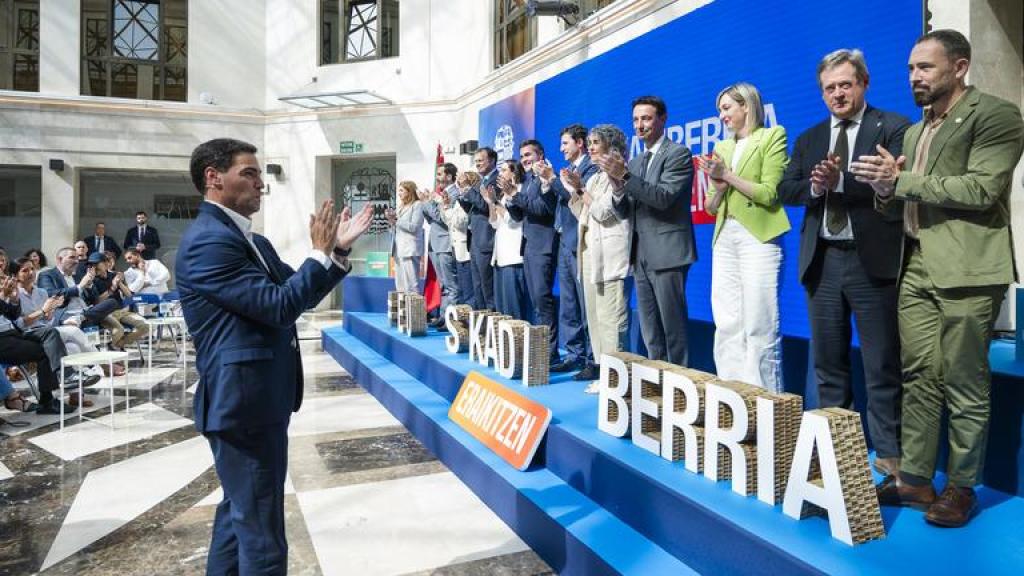 El lehendakari, Imanol Pradales, junto a los 15 consejeros del Gobierno vasco