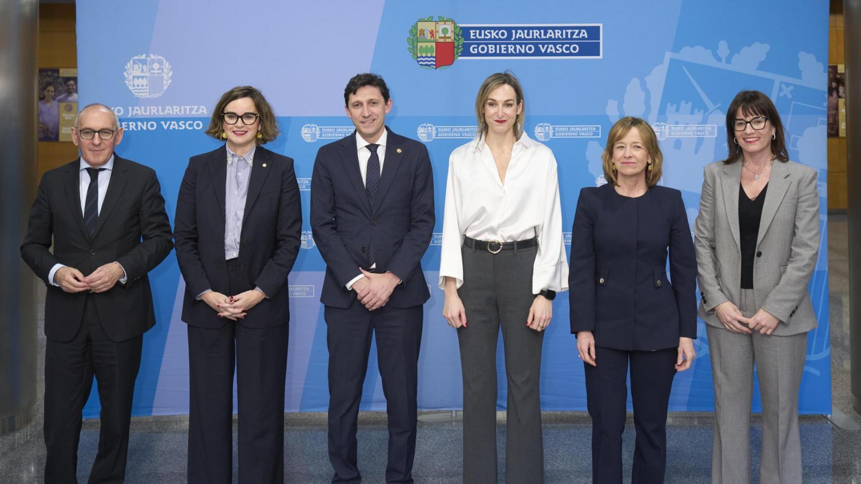 De izquierda a derecha: el diputado general de Álava, Ramiro González; la diputada general de Bizkaia, Elixabete Etxanobe; el consejero de Hacienda y Finanzas, Noël d'Anjou; la consejera de Gobernanza, Administración Digital y Autogobierno, María Ubarretxena; la diputada general de Gipuzkoa, Eider Mendoza; y la presidenta de Eudel, Esther Apraiz