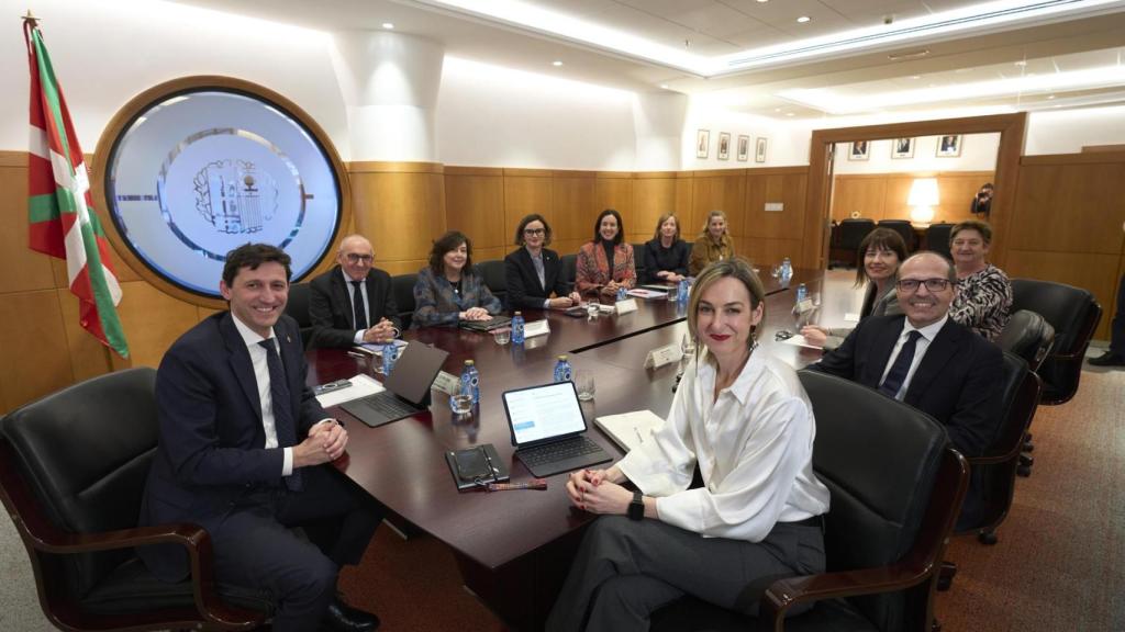 El consejero de Hacienda y Finanzas, Noël d'Anjou, preside la reunión del Consejo Vasco de Finanzas