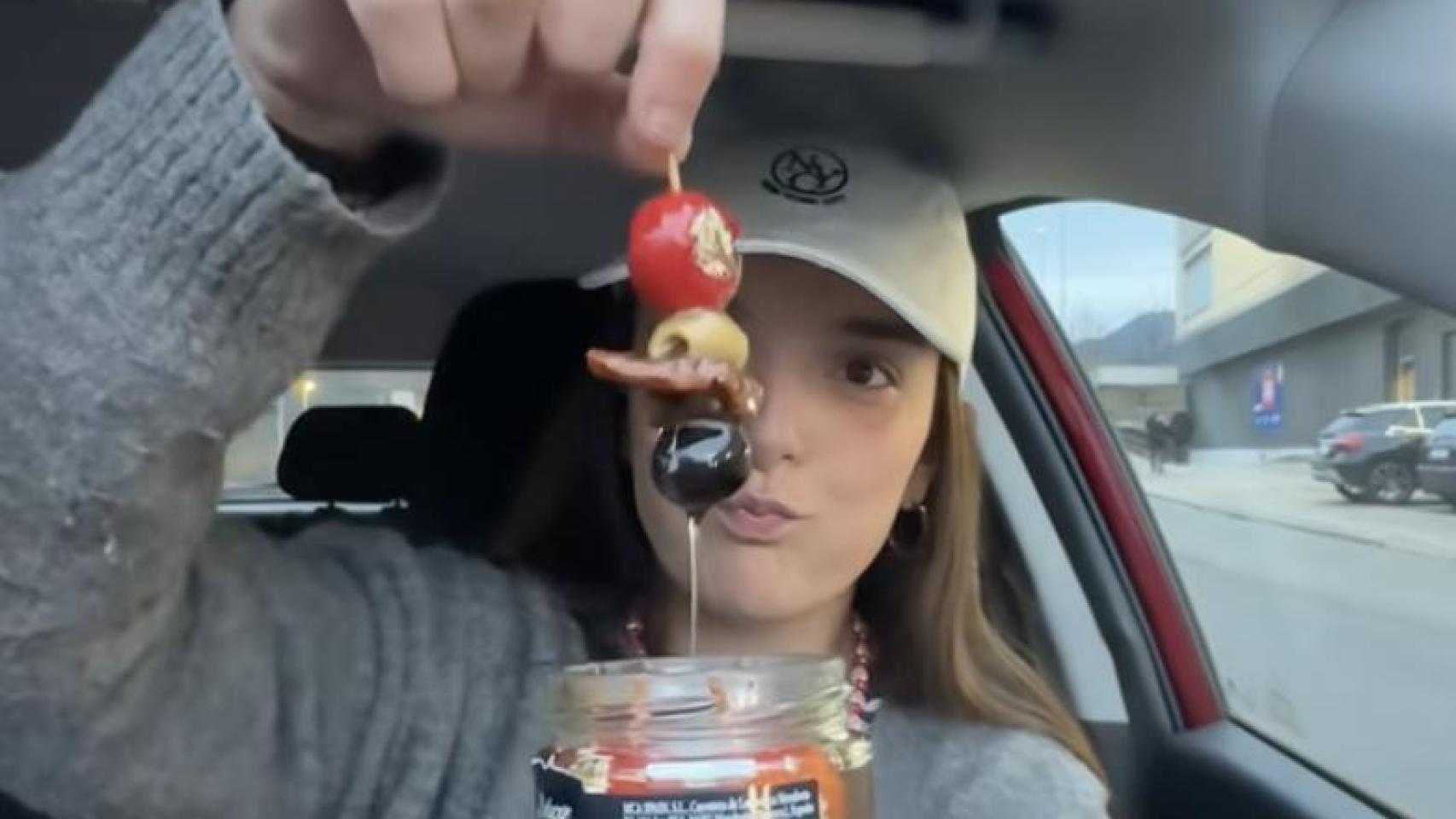 Maider, vecina vasca, prueba las gildas.