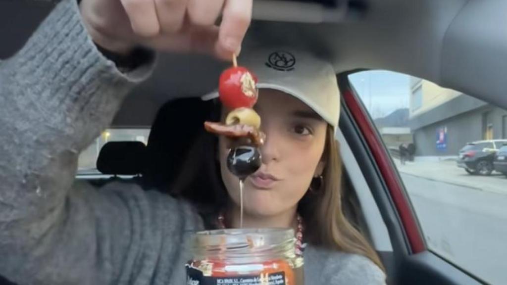 Maider, vecina vasca, prueba las gildas.