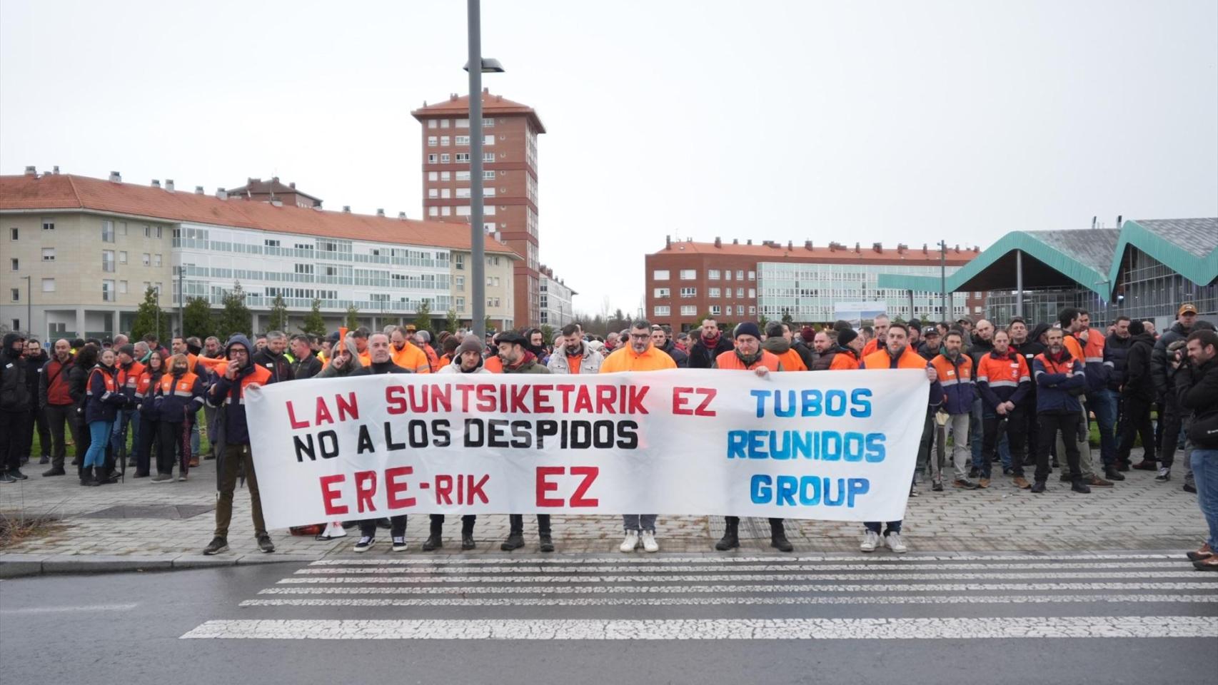 Trabajadores de la plantilla de Tubos Reunidos durante una concentración, frente a la sede del Gobierno Vasco, a 13 de febrero de 2026