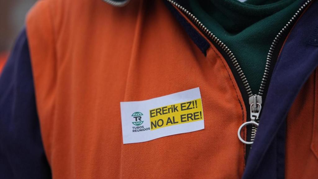 Un trabajador de Tubos Reunidos frente a la sede del Gobierno vasco, a 13 de febrero de 2026