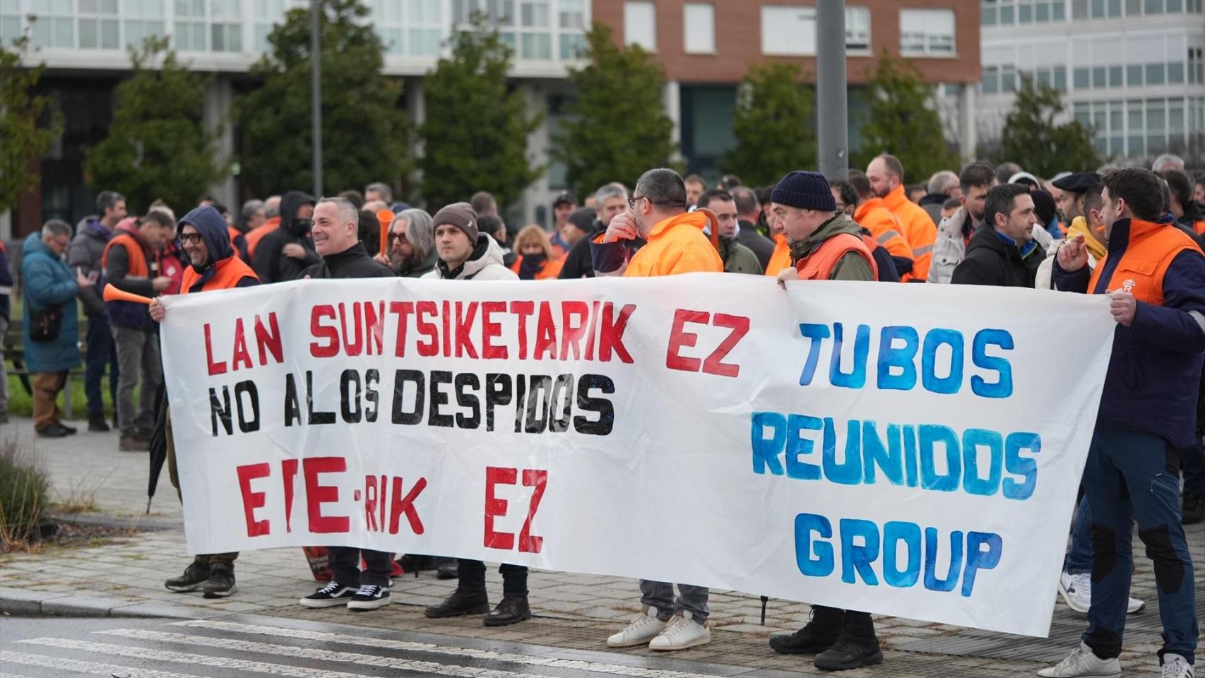 Trabajadores de la plantilla de Tubos Reunidos durante una concentración, frente a la sede del Gobierno vasco, este viernes