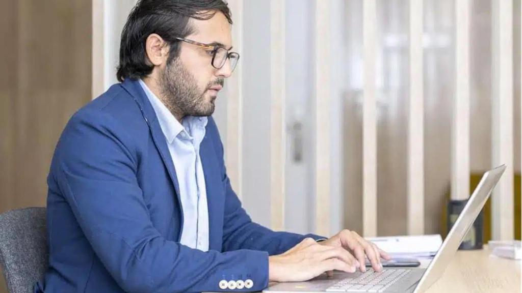 Asesor con ordenador portátil