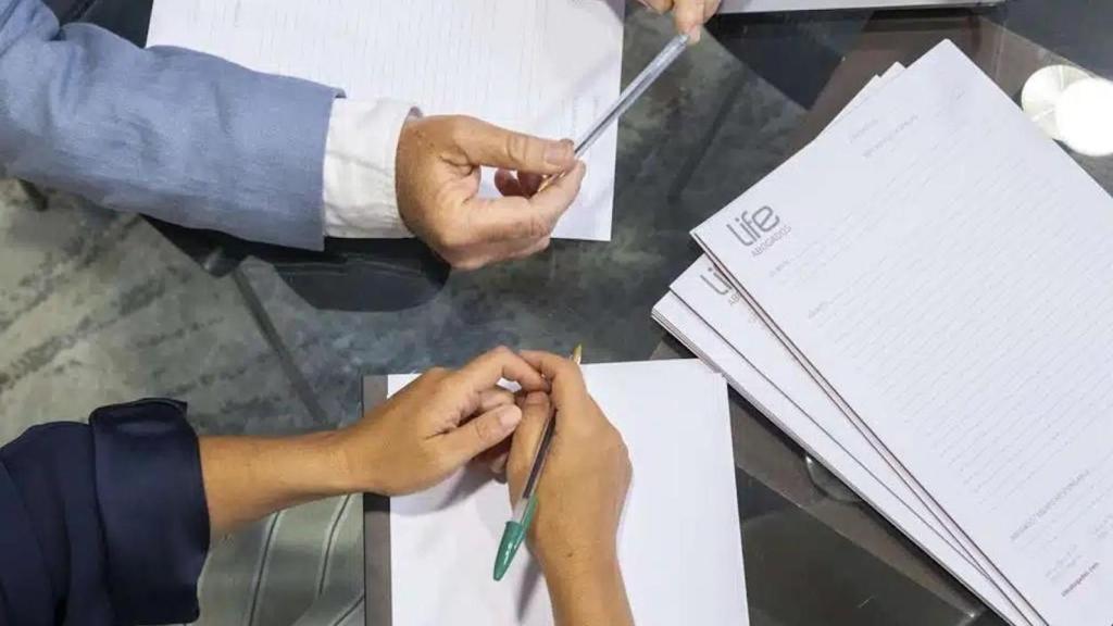 Vista cenital de una reunión de trabajo