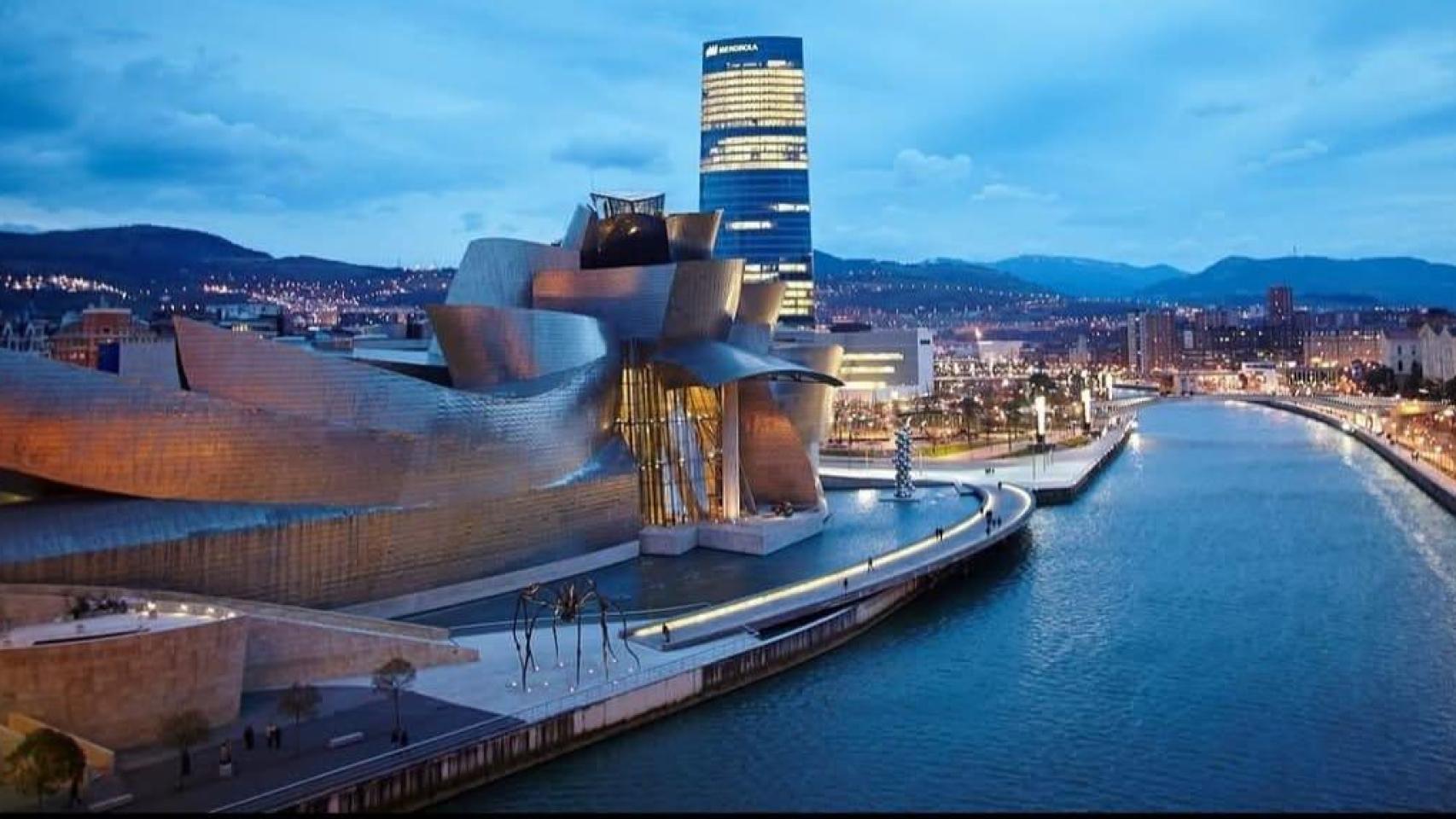 Frank Gehry, arquitecto del Guggenheim, es uno de los siete premios Pritzker que han plasmado sus trabajos en Bilbao. Como él, lo han hecho Norman Foster, Rafael Moneo, Arata Isozaki, Richard Rogers, Álvaro Siza y una única mujer: Zaha Hadid