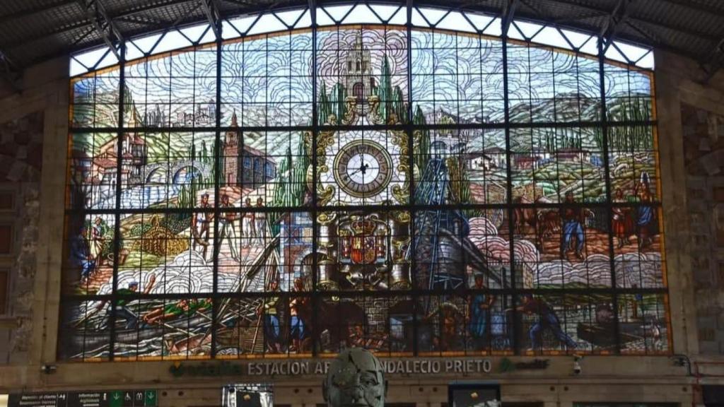 Las enormes vidrieras de quince metros de largo por diez de alto son las responsables de que para muchos esta sea la estación más bonita de España. Se construyó sobre otra existente con anterioridad